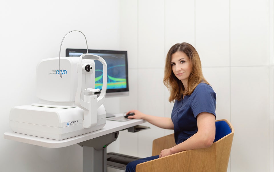 Lekarz Okulista przy urządzeniu diagnostycznym